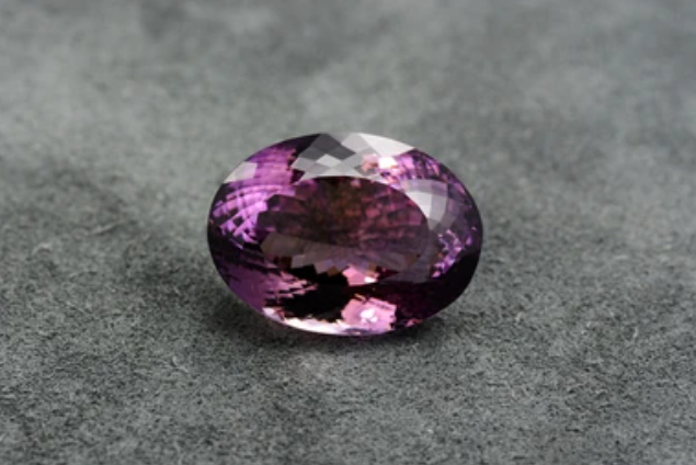 Saphir de Ceylan pourpre : 8,80 ct de pierres précieuses Saphir de Ceylan pourpre : 8,80 ct de pierres précieuses