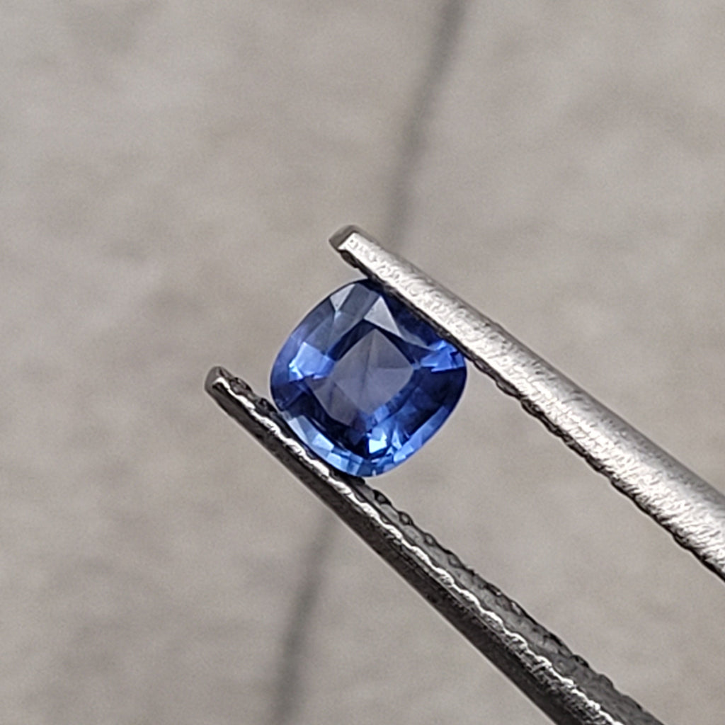 0.41 CT Natural Blue Sapphire - Unheated_HELDBY_TWEEZER
