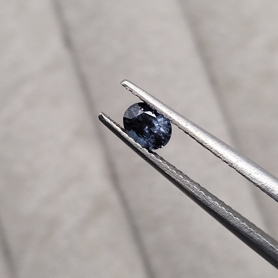 0.42 CT Natural Colour Change Garnet_daylight_heldby_tweezer1
