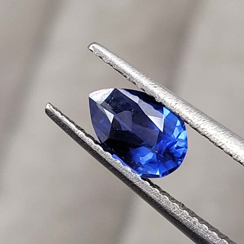 1.00 CT Natural Blue Sapphire - Unheated_heldby_tweezer