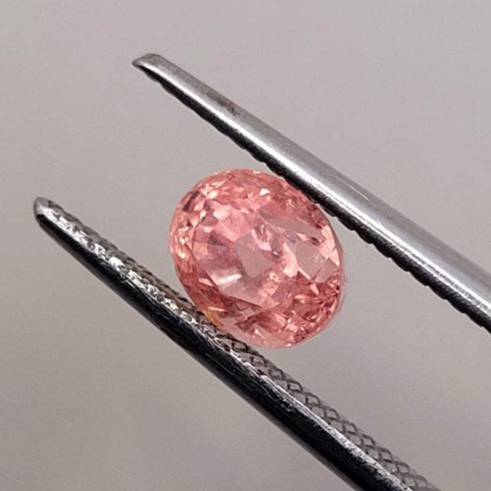 1.32 CT Natural Padparadscha Sapphire - Unheated_heldby_tweezer_1