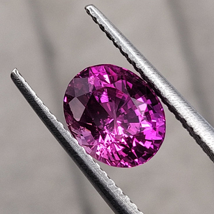 2.55 CT Natural Pink Sapphire - Heated_heldby_tweeer