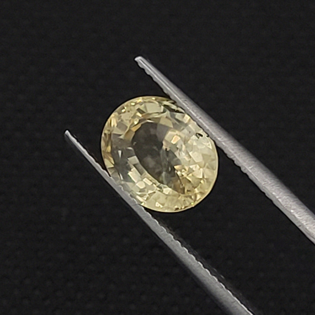 3.77 CT Natural Yellow Sapphire - Unheated_heldby_tweezer1