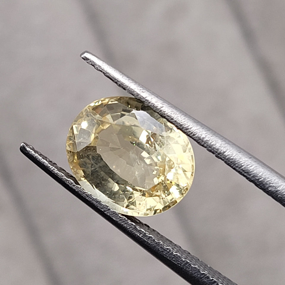 3.77 CT Natural Yellow Sapphire - Unheated_heldby_tweezer1